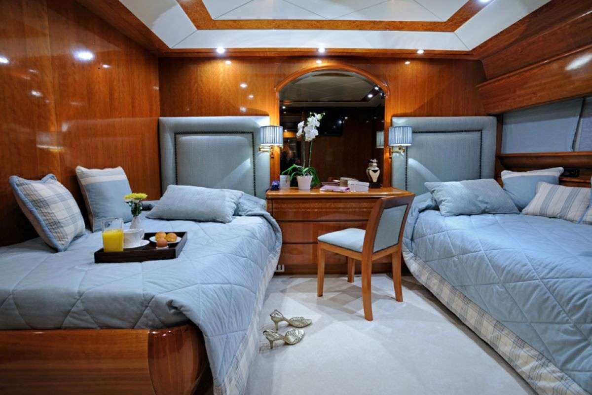 yacht-93671