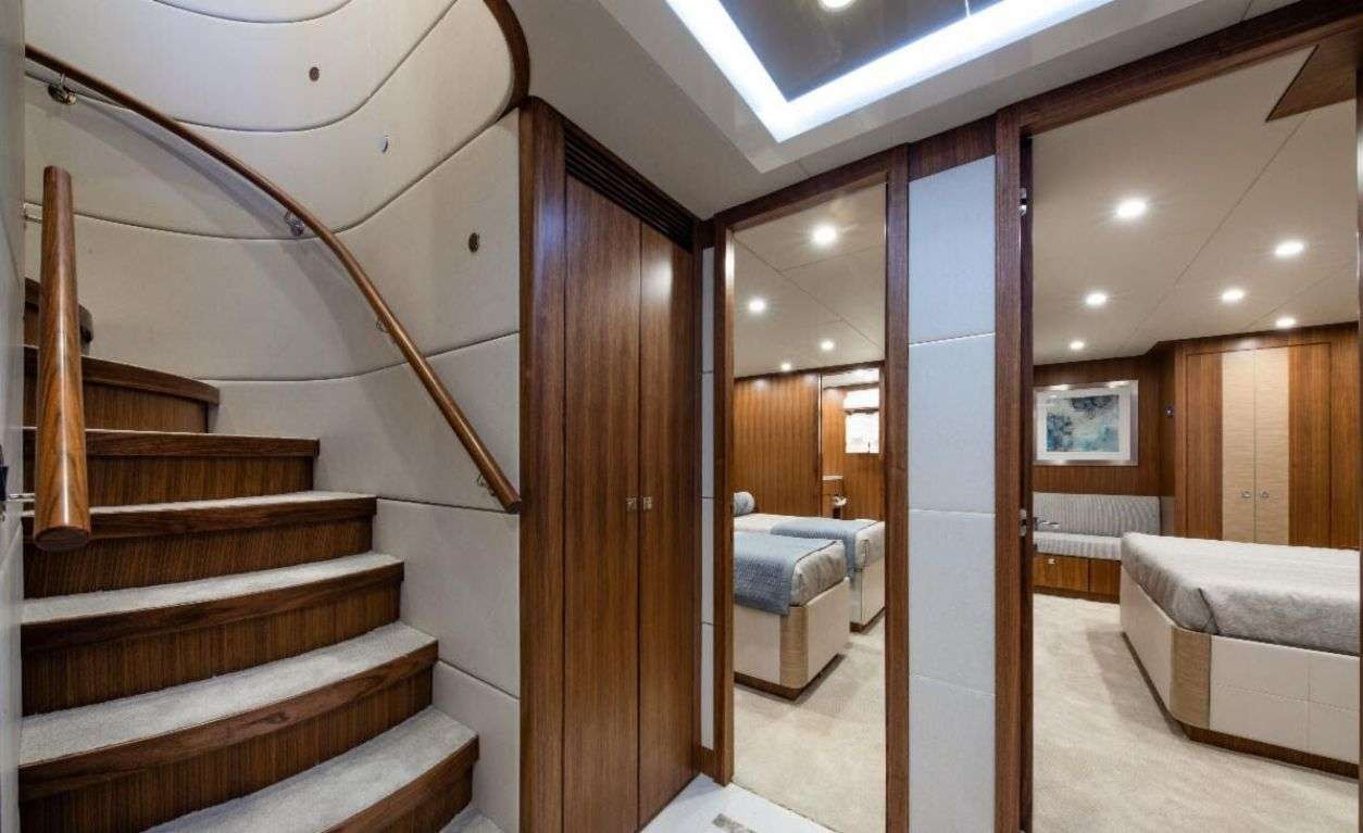 yacht-145383